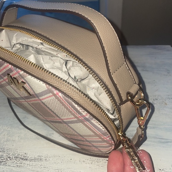 NEW Anne Klein crossbody. - Picture 4 of 7